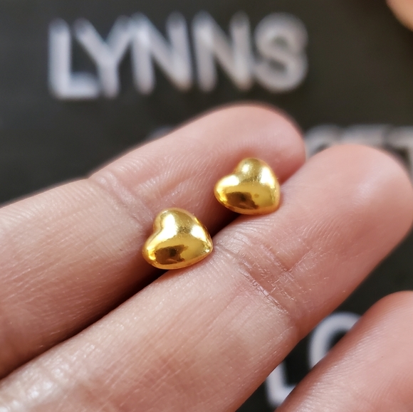 SOLD: Heart Stud Earring, 18K Genuine Saudi Gold - Picture 1 of 4